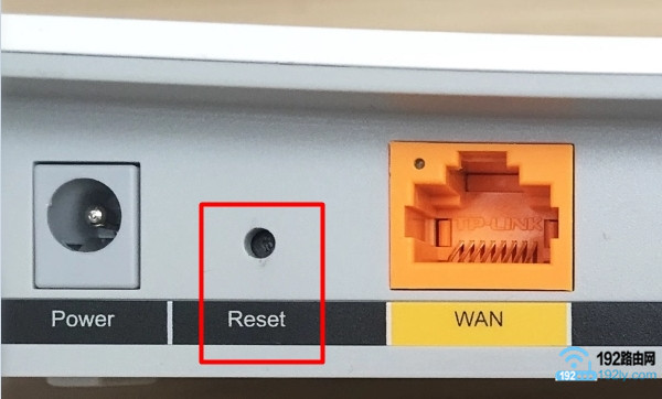 新版TP-Link路由器中的复位按键