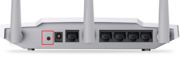 按住RESET按钮,把水星MW310R路由器恢复出厂设置