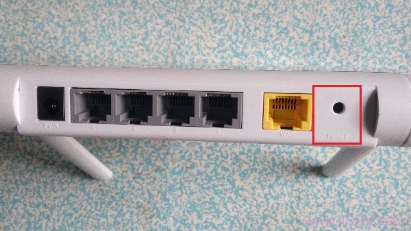 按住RESET,把360路由器恢复出厂设置