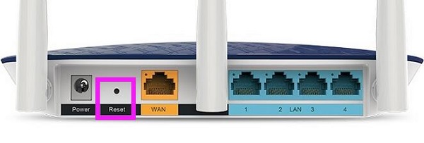 按住复位按钮:Reset,把TL-WR886N恢复出厂设置