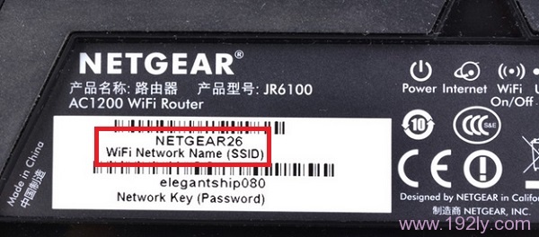 铭牌中：WiFi Nenwork Name (SSID) 上面的就是默认的无线名称