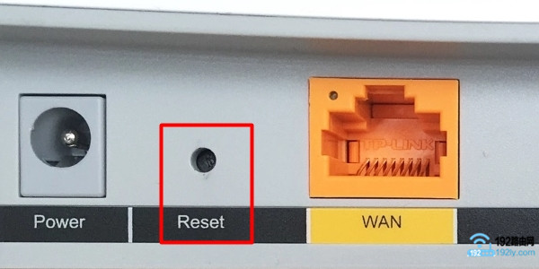 长按复位按键10秒左右，把路由器恢复出厂设置